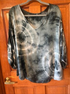 POL Women's V-Neck Tie-Dye Tunic in Gray and Black